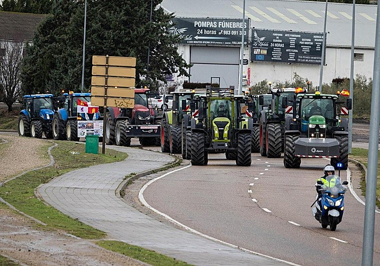 Los últimos tractores abandonan Valladolid a las ocho de la tarde, diez horas después de su llegada